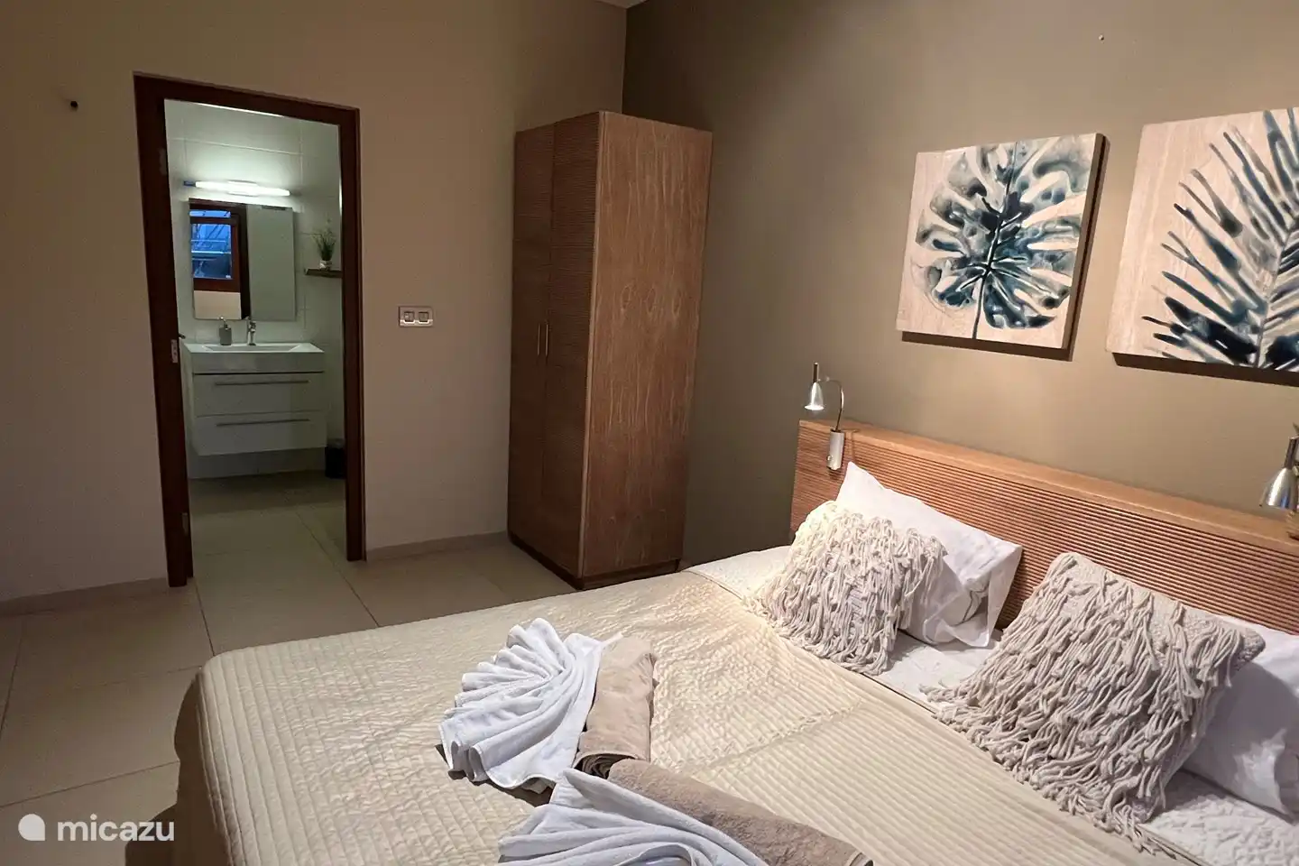 Dormitorio principal con baño privado
