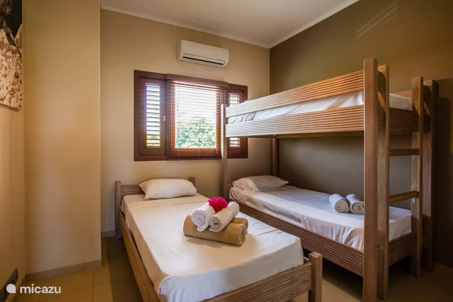 Habitación de huéspedes con aire acondicionado y baño privado.