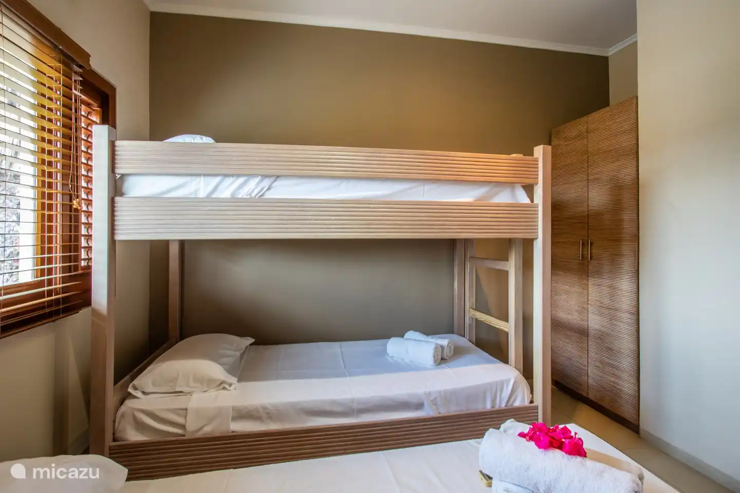 Habitación de huéspedes con aire acondicionado y baño privado.