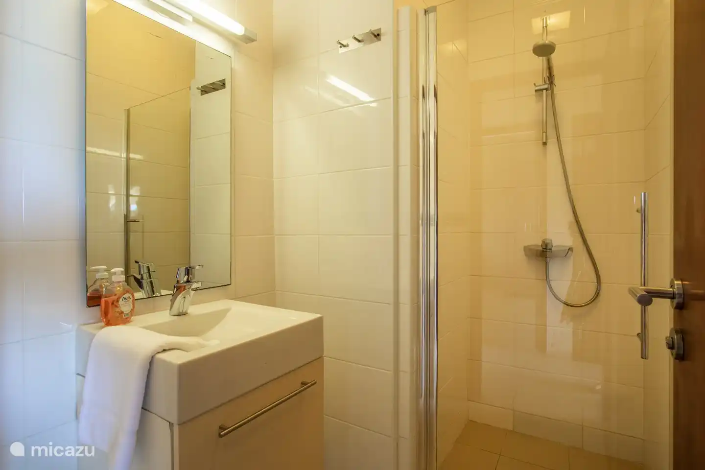 Baño de la habitación de invitados.