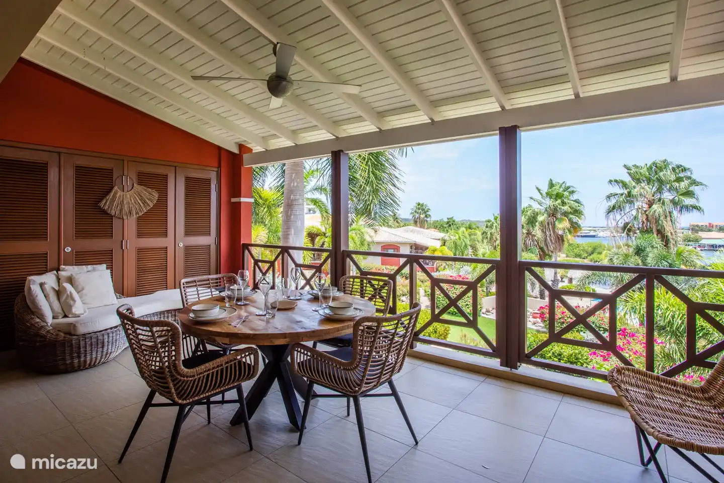 Balcón a la sombra con vistas a las aguas españolas.