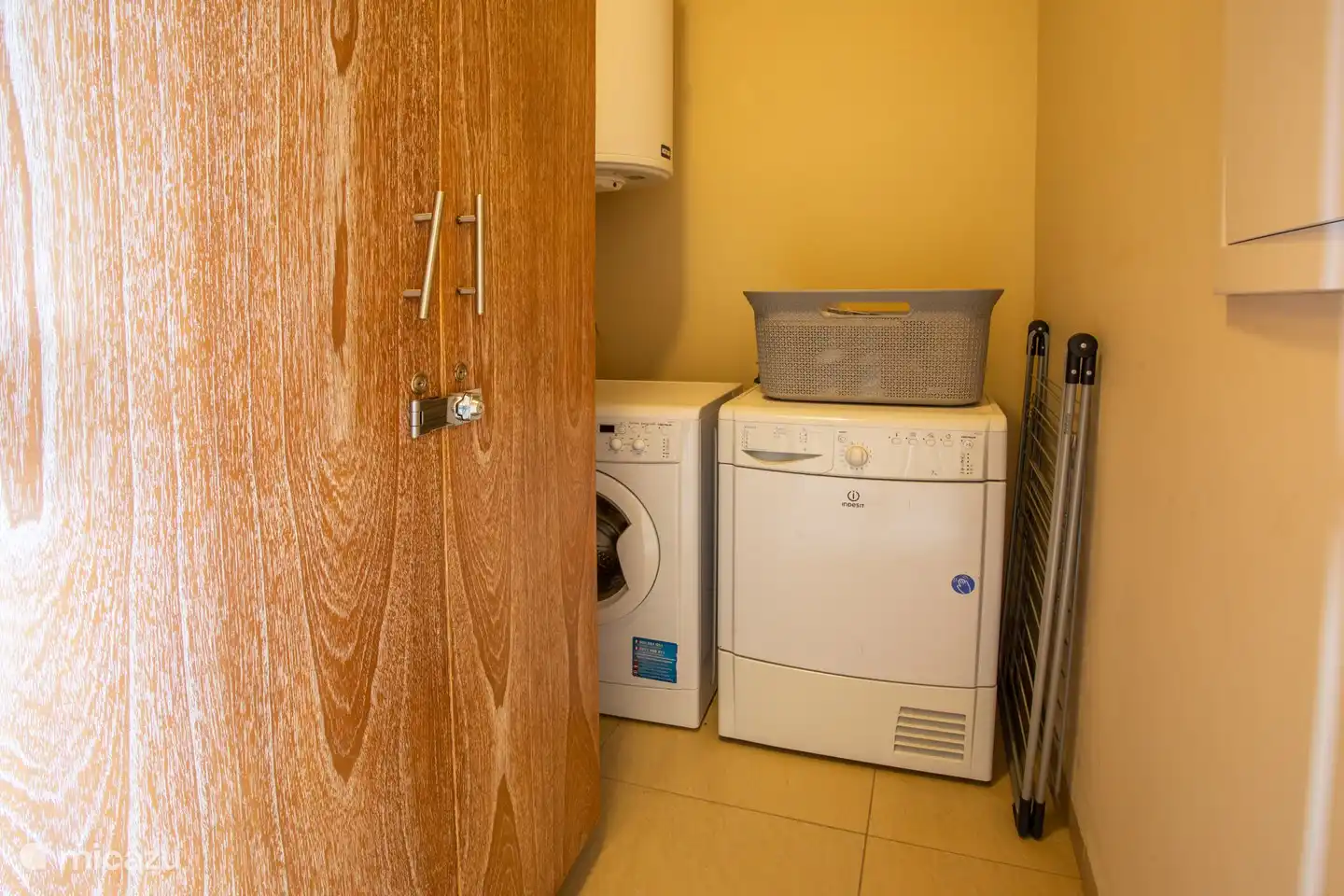 Lavadero con lavadora y secadora.