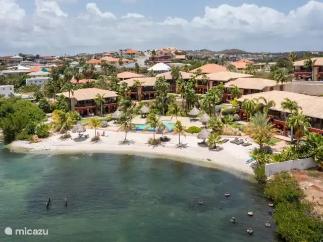 Quartier Jan Thiel | appartement B7 | Curaçao, Banda Ariba (est), Spaanse Water - appartement A vol d'oiseau sur le resort avec la piscine et la plage.