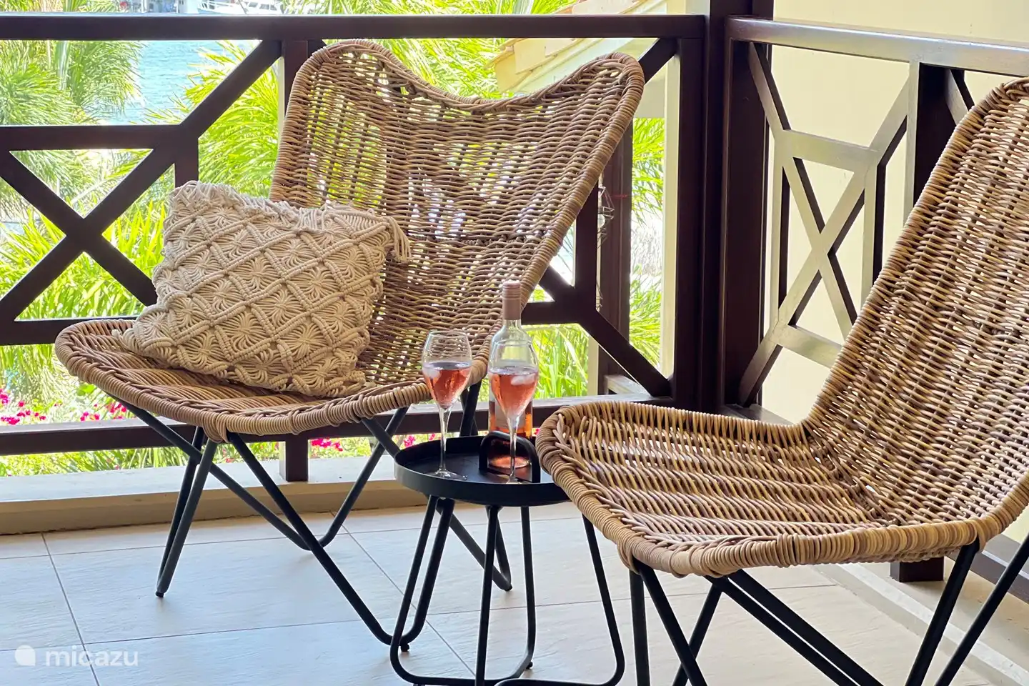 Cómodas sillas en el balcón.