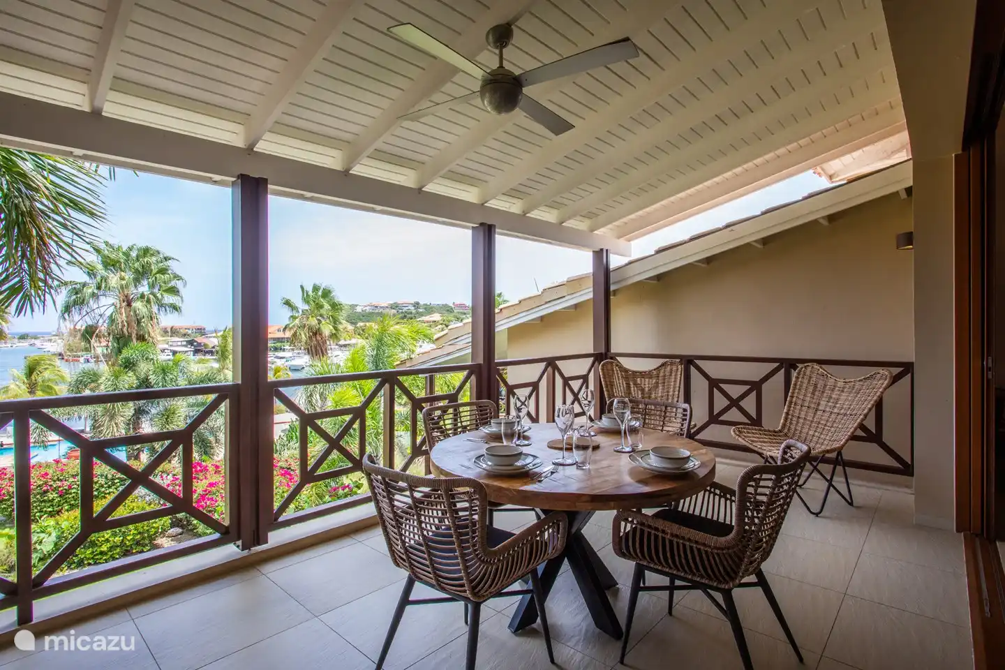 Balcón a la sombra con vistas a las aguas españolas.