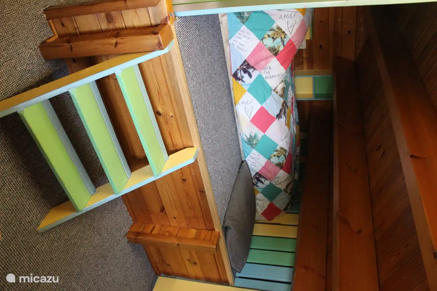 Schlafzimmer 2 im Obergeschoss unter Dachschräge. 80x200