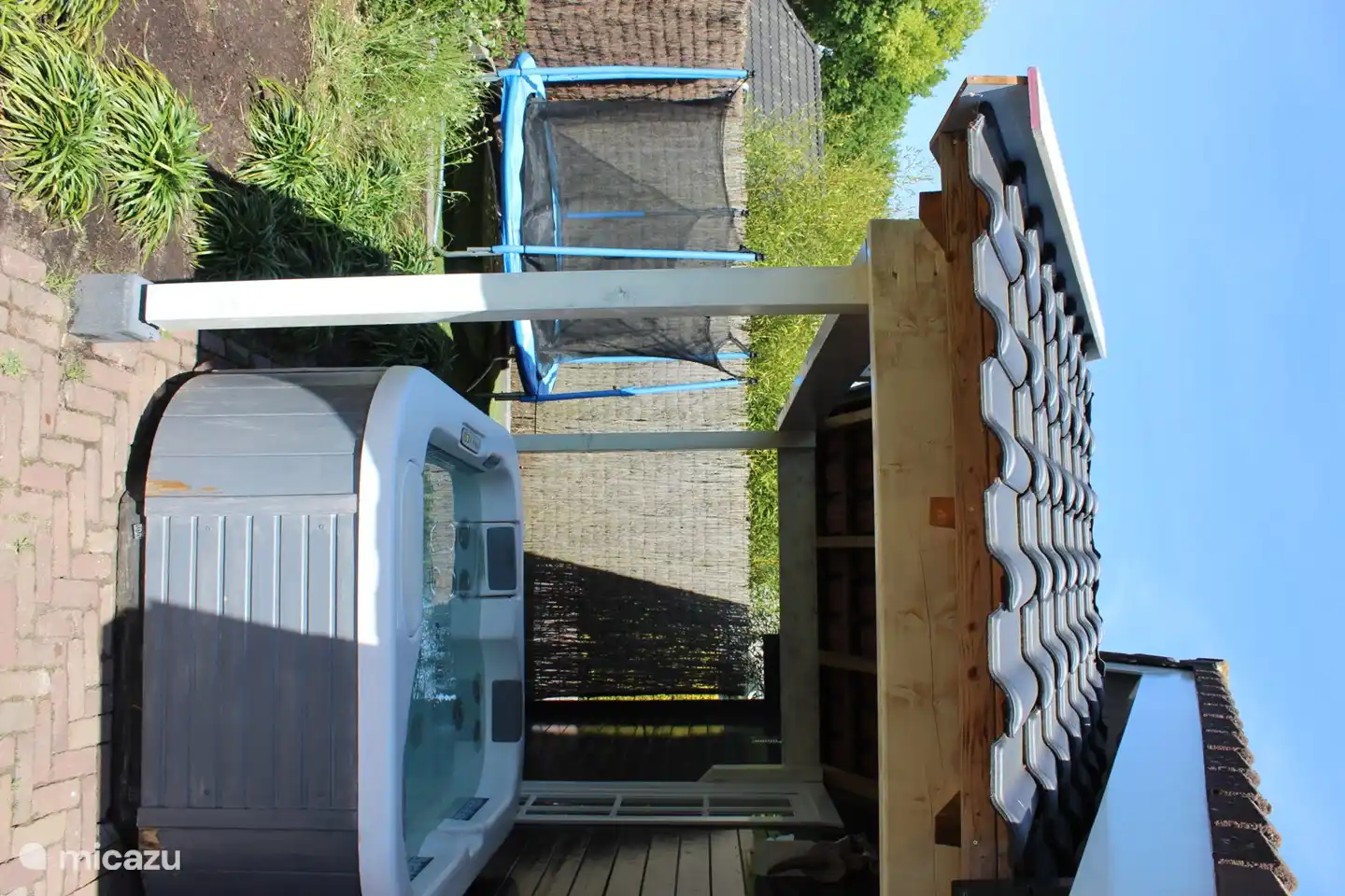 Garten mit Trampolin und Whirlpool