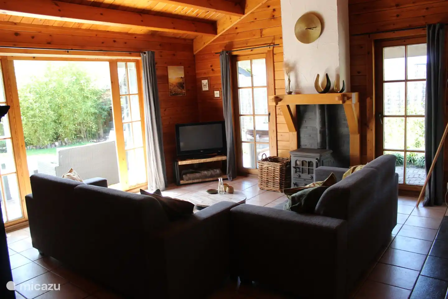 Wohnzimmer mit TV und Holzofen