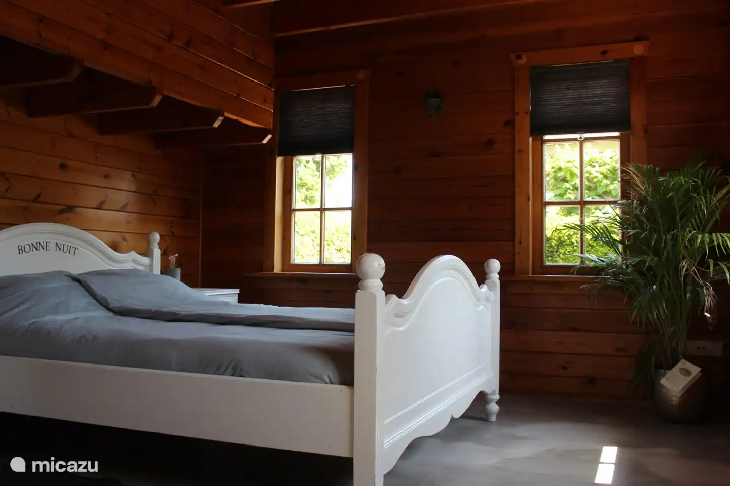 Schlafzimmer 160x200 Bett, zwei Bettdecken 140x200