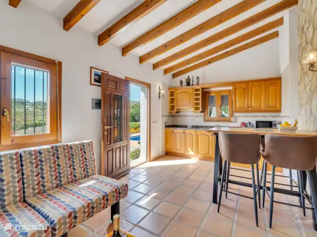 tiny house huren in Spanje, Costa Blanca, Lliber – Casa Llibertat Casita Benigembla woonkamer en kitchenette casita