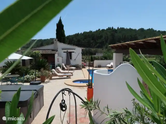 tiny house huren in Spanje, Costa Blanca, Lliber – Casa Llibertat Casita Benigembla binnenplaats met jacuzzi en zwembad