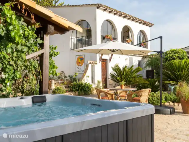 tiny house huren in Spanje, Costa Blanca, Lliber – Casa Llibertat Casita Benigembla binnenplaats met jacuzzi