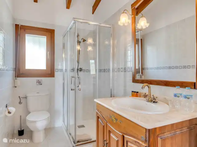tiny house huren in Spanje, Costa Blanca, Lliber – Casa Llibertat Casita Benigembla badkamer casita