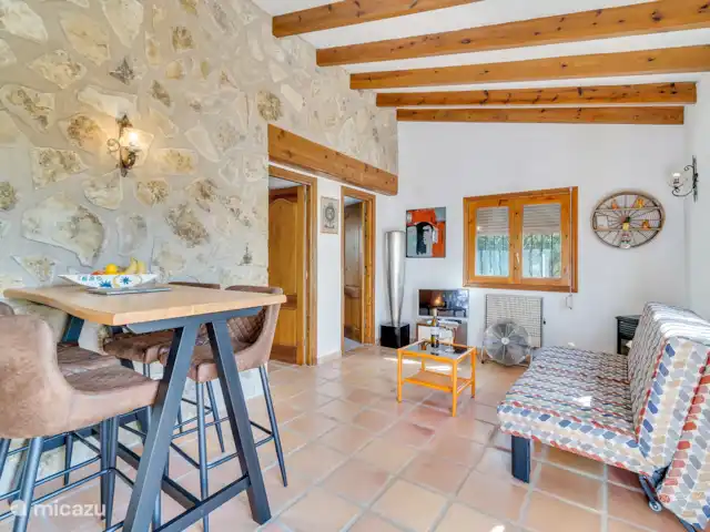 tiny house huren in Spanje, Costa Blanca, Lliber – Casa Llibertat Casita Benigembla woonkamer casita