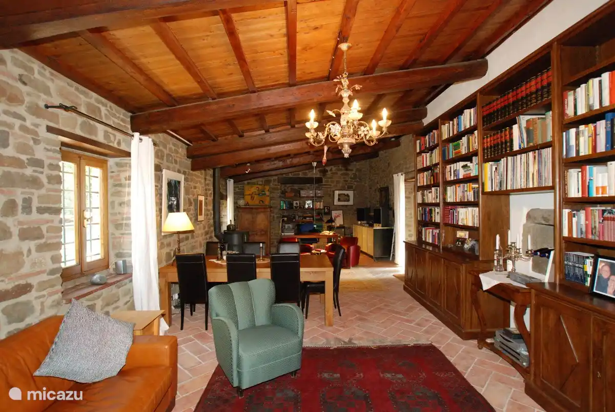 Salle de bibliothèque commune.