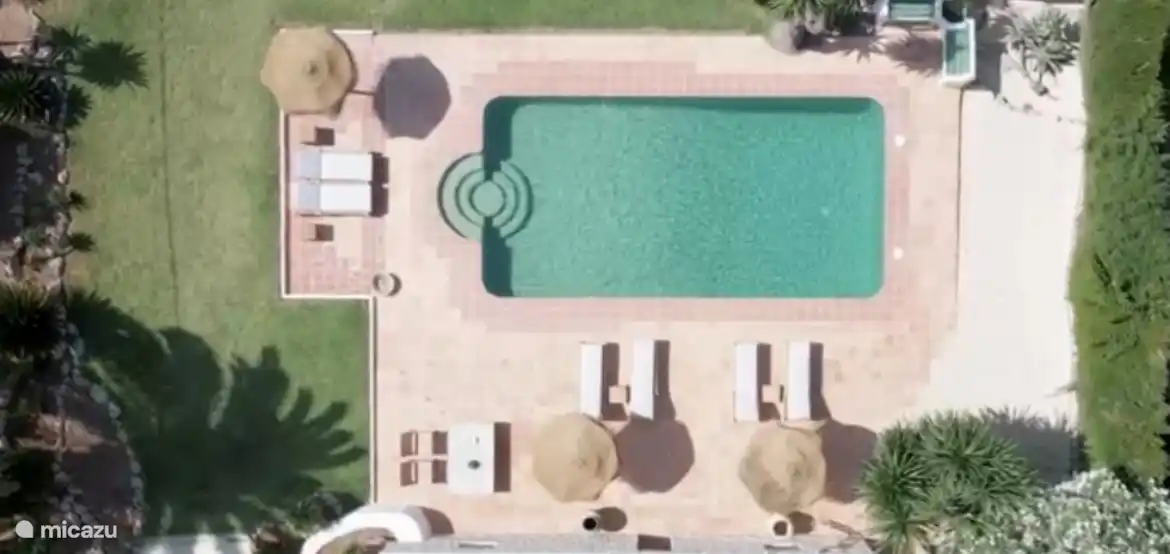 Les dimensions de la piscine sont de 5 x 10 mètres