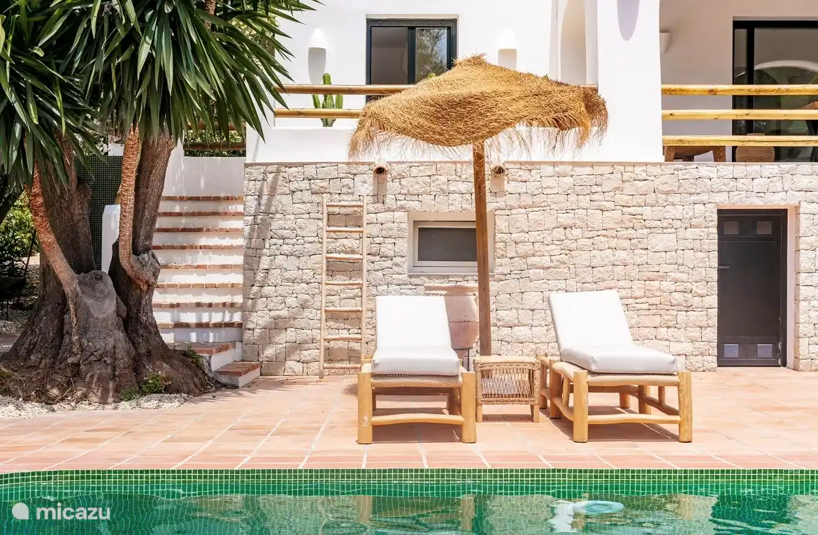 Sur la terrasse au bord de la piscine se trouvent 4 transats simples et 1 transat double. Au total il y a 3 parapluies