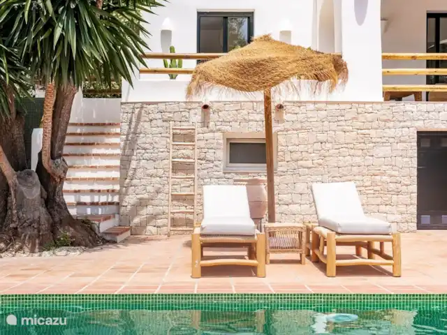 Casa Mi Media Naranja | Espagne, Costa Blanca, Jávea - villa Sur la terrasse au bord de la piscine se trouvent 4 transats simples et 1 transat double. Au total il y a 3 parapluies
