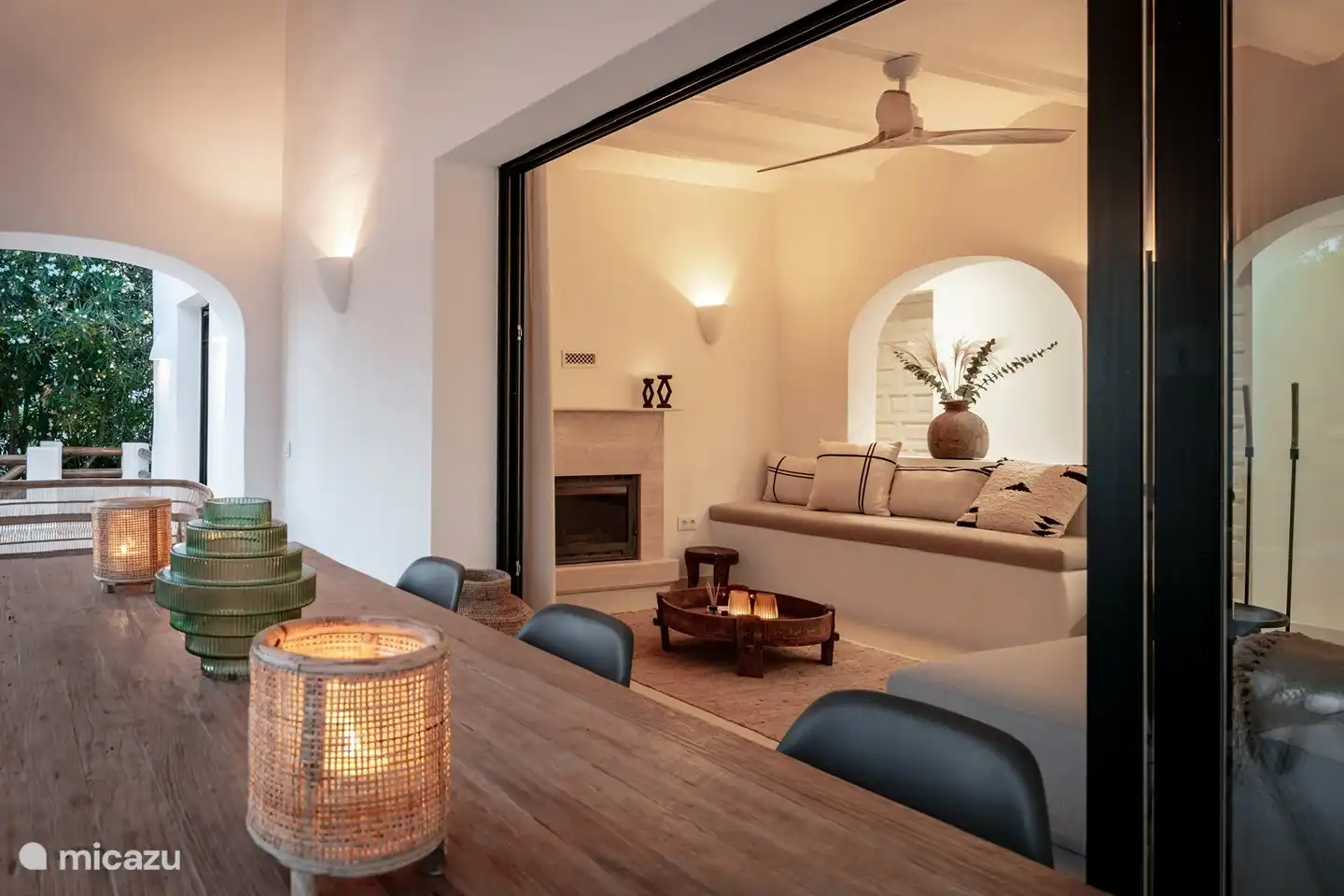 Connexion intérieure et extérieure par de grandes portes coulissantes