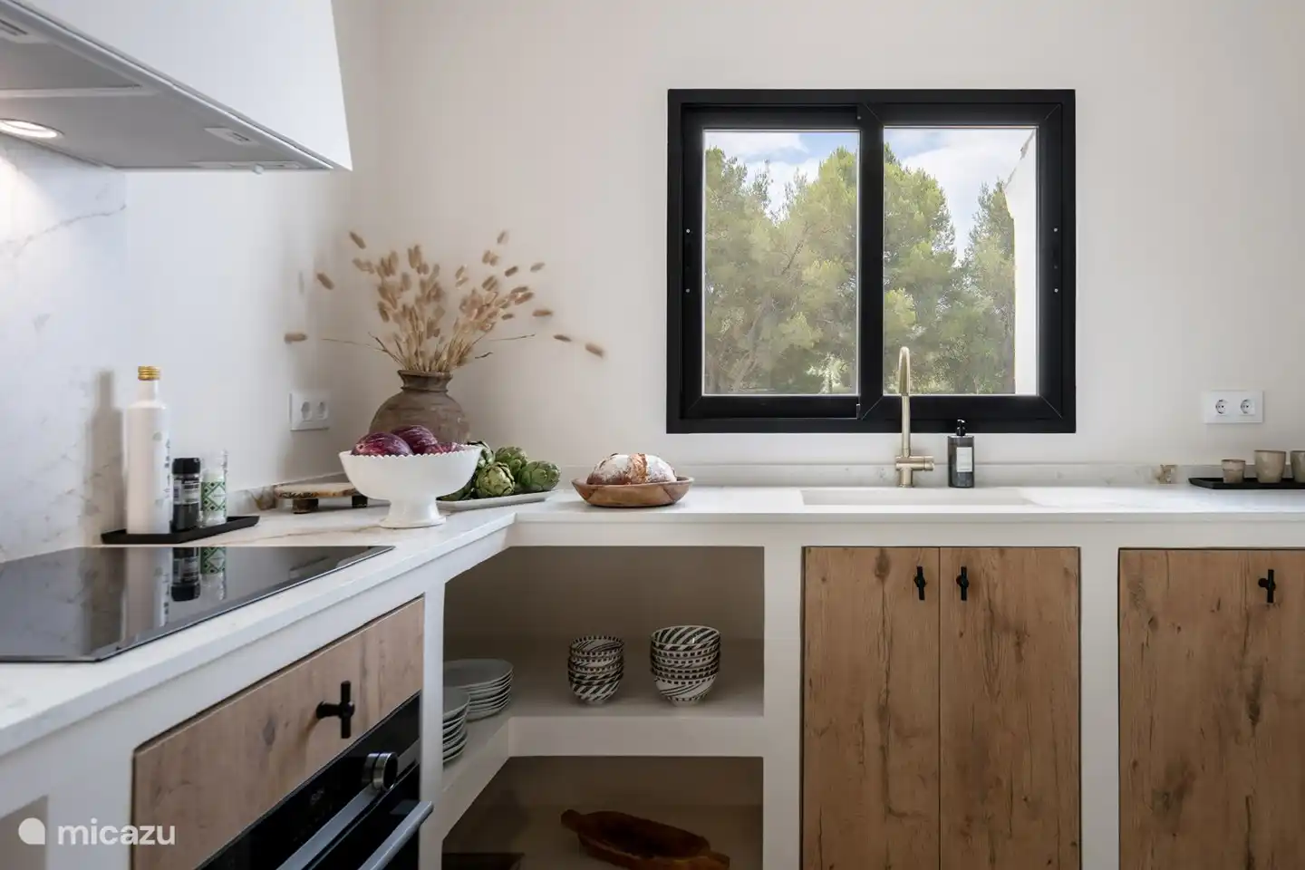 La cuisine est équipée de : plaque vitrocéramique, four électrique et lave-vaisselle
avec buanderie pour laver et repasser