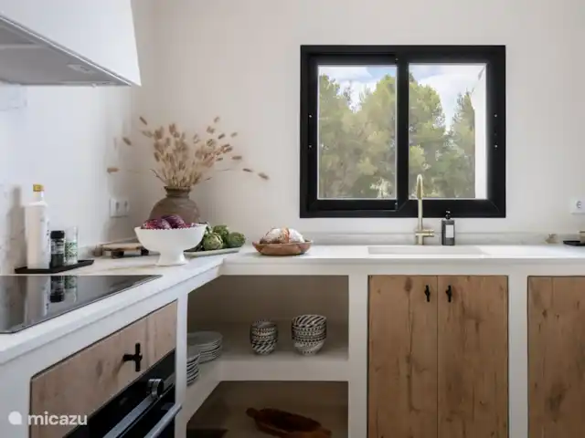 Casa Mi Media Naranja | Espagne, Costa Blanca, Jávea - villa La cuisine est équipée de : plaque vitrocéramique, four électrique et lave-vaisselle
avec buanderie pour laver et repasser