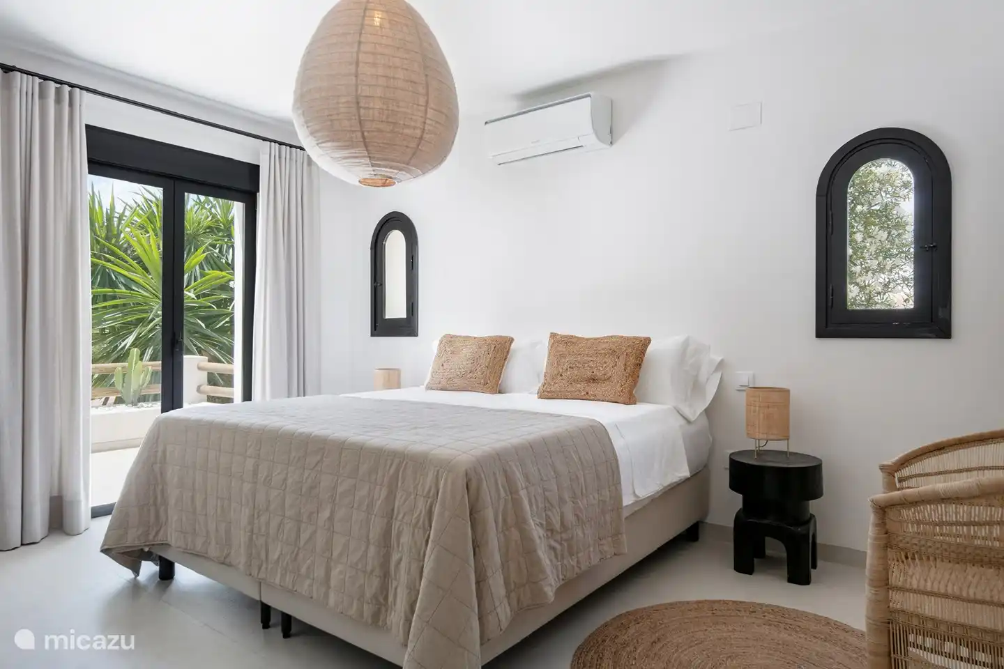 Chambre des maîtres avec portes-fenêtres donnant sur la terrasse