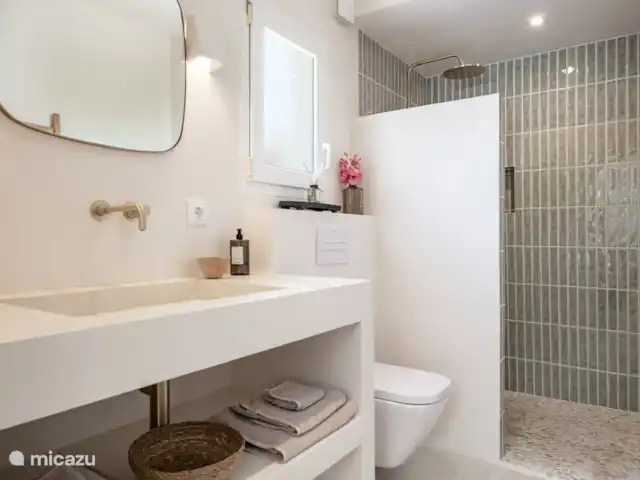 Casa Mi Media Naranja | Espagne, Costa Blanca, Jávea - villa Salle de bain principale avec lavabo spacieux, douche à l'italienne, toilettes et radiateur design