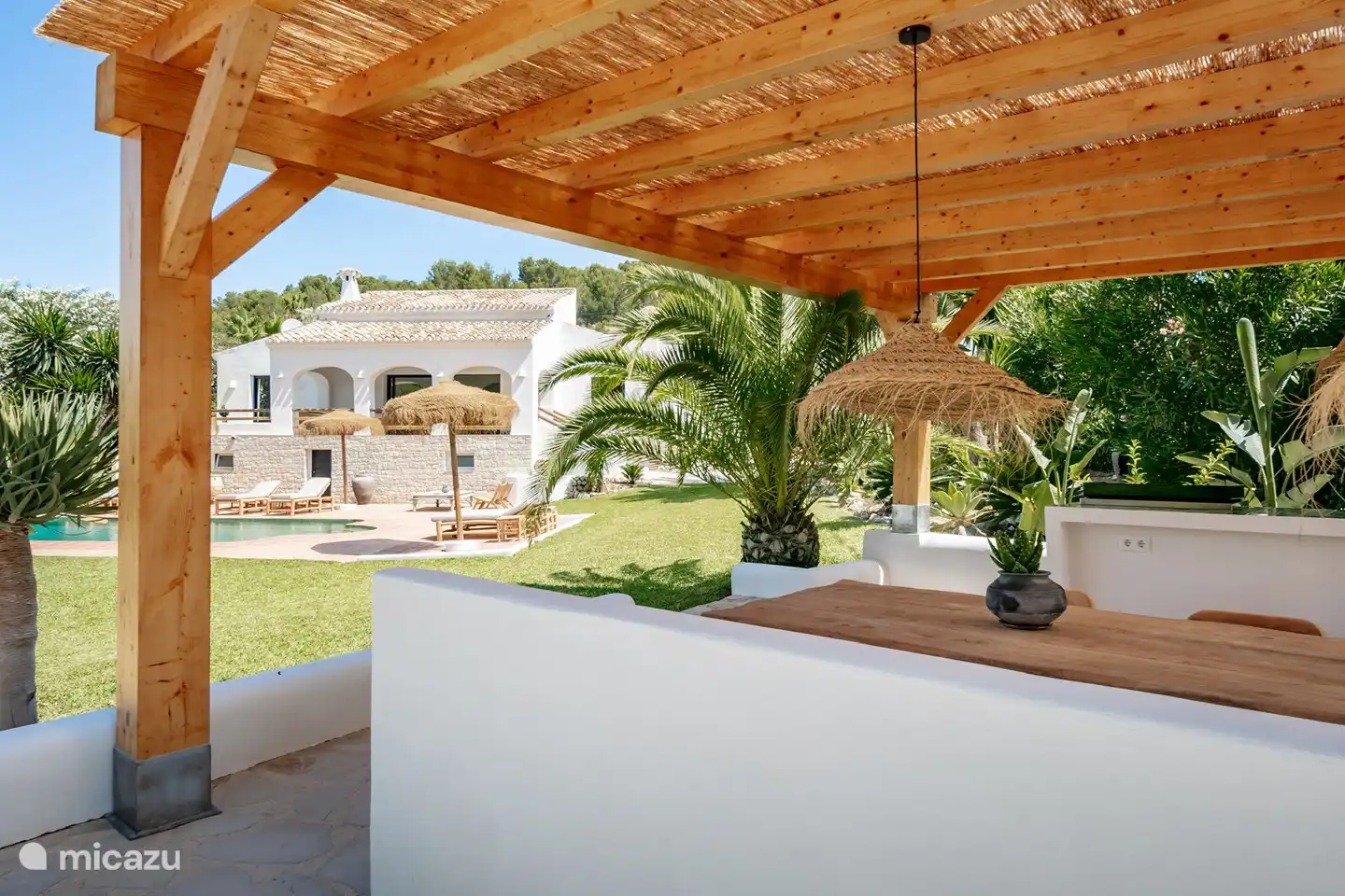 Vue sur la piscine depuis la pergola