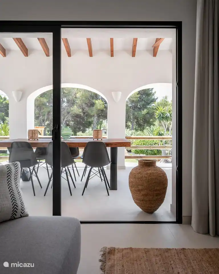 Vue depuis le grand canapé du salon