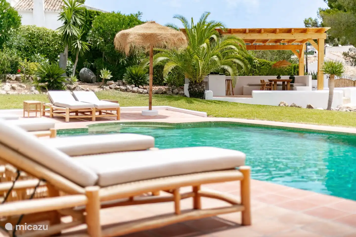 Chaises longues confortables avec coussins épais