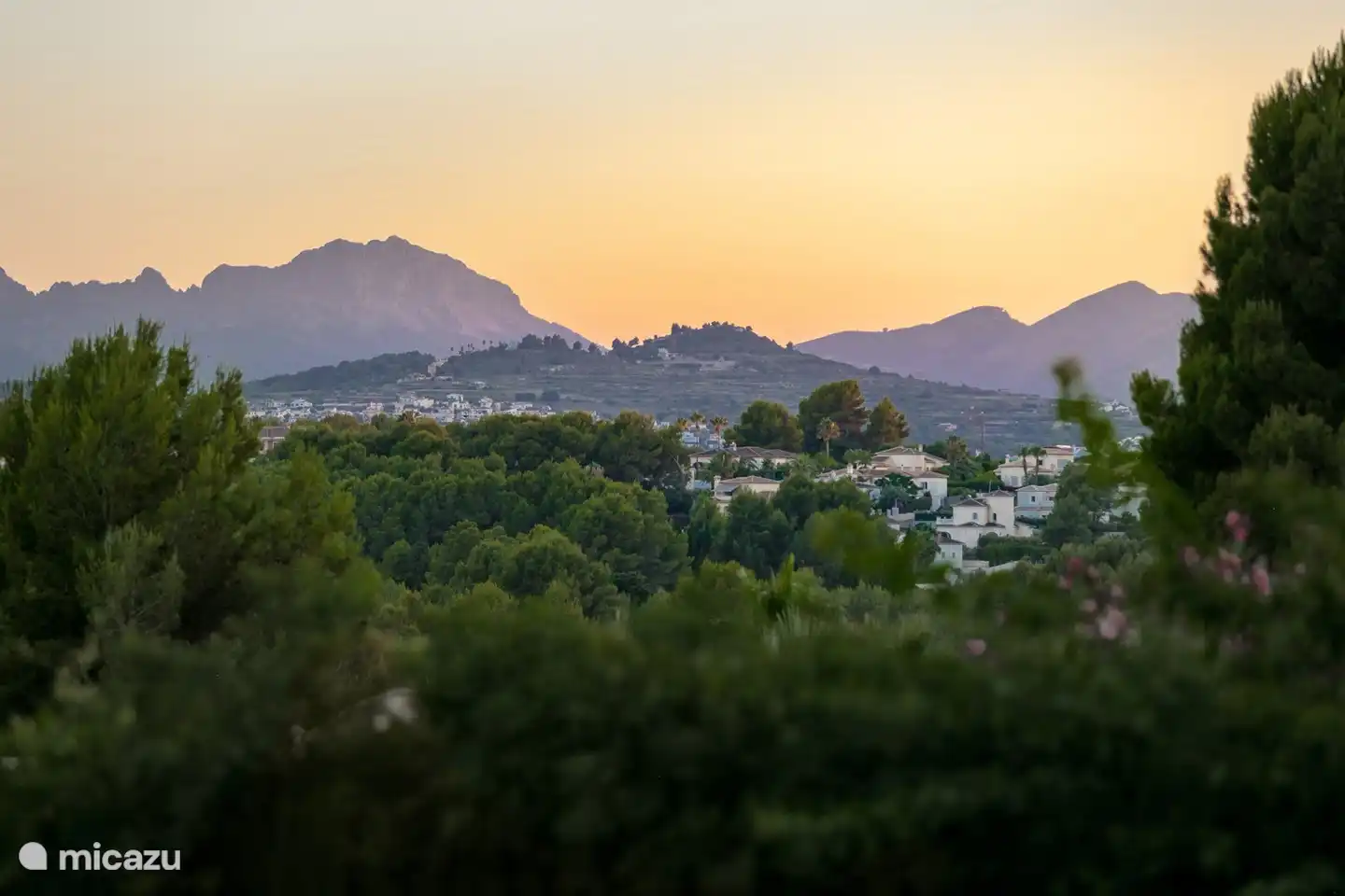 La vue sur l'église de Benissa depuis la naya / porche