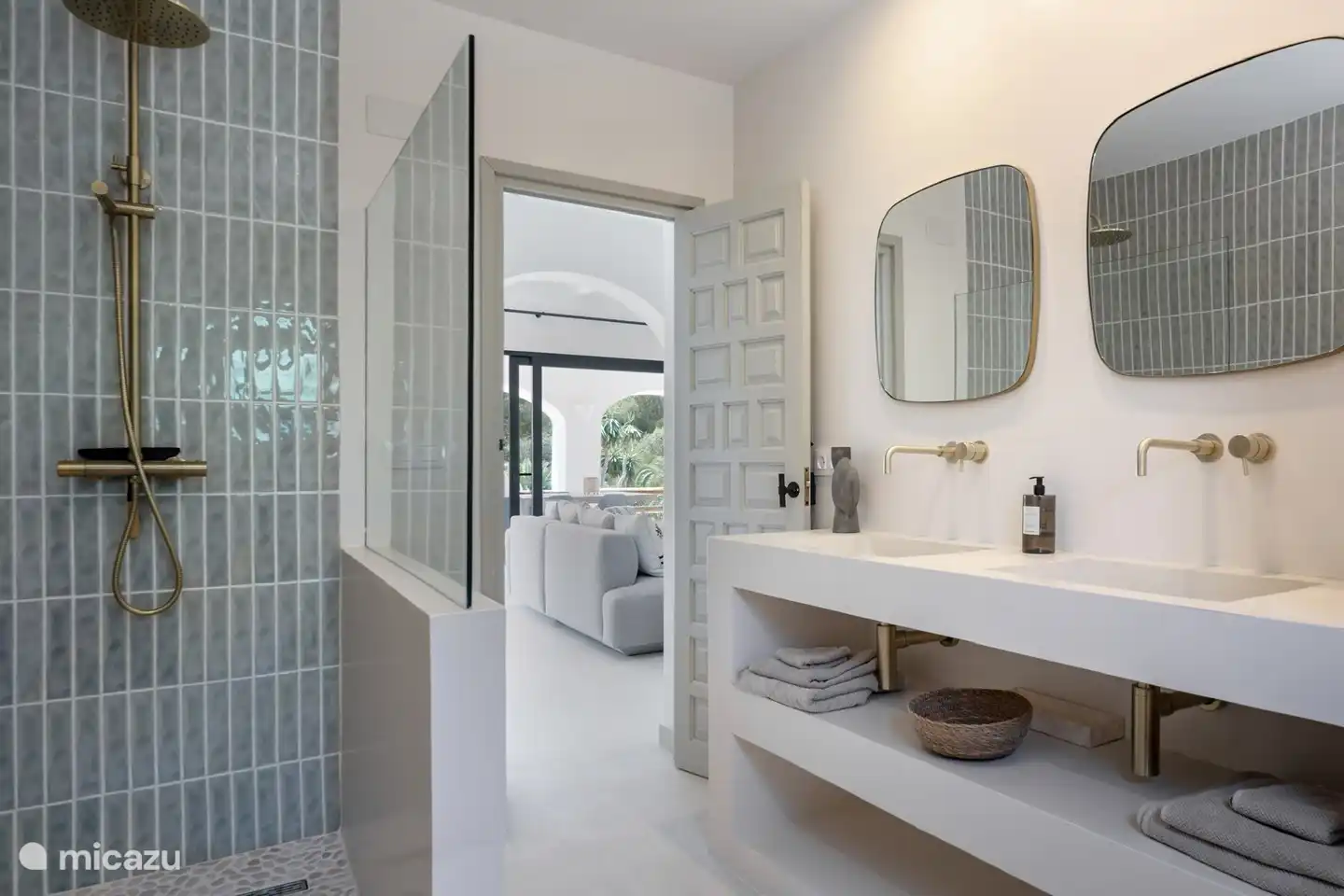 Salle de bain 2 : équipée de 2 vasques, douche à l'italienne, WC &amp; radiateur design