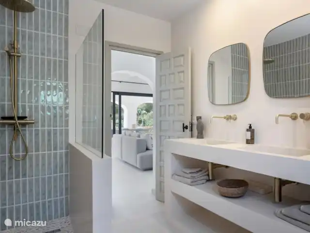 Casa Mi Media Naranja | Espagne, Costa Blanca, Jávea - villa Salle de bain 2 : équipée de 2 vasques, douche à l'italienne, WC & radiateur design