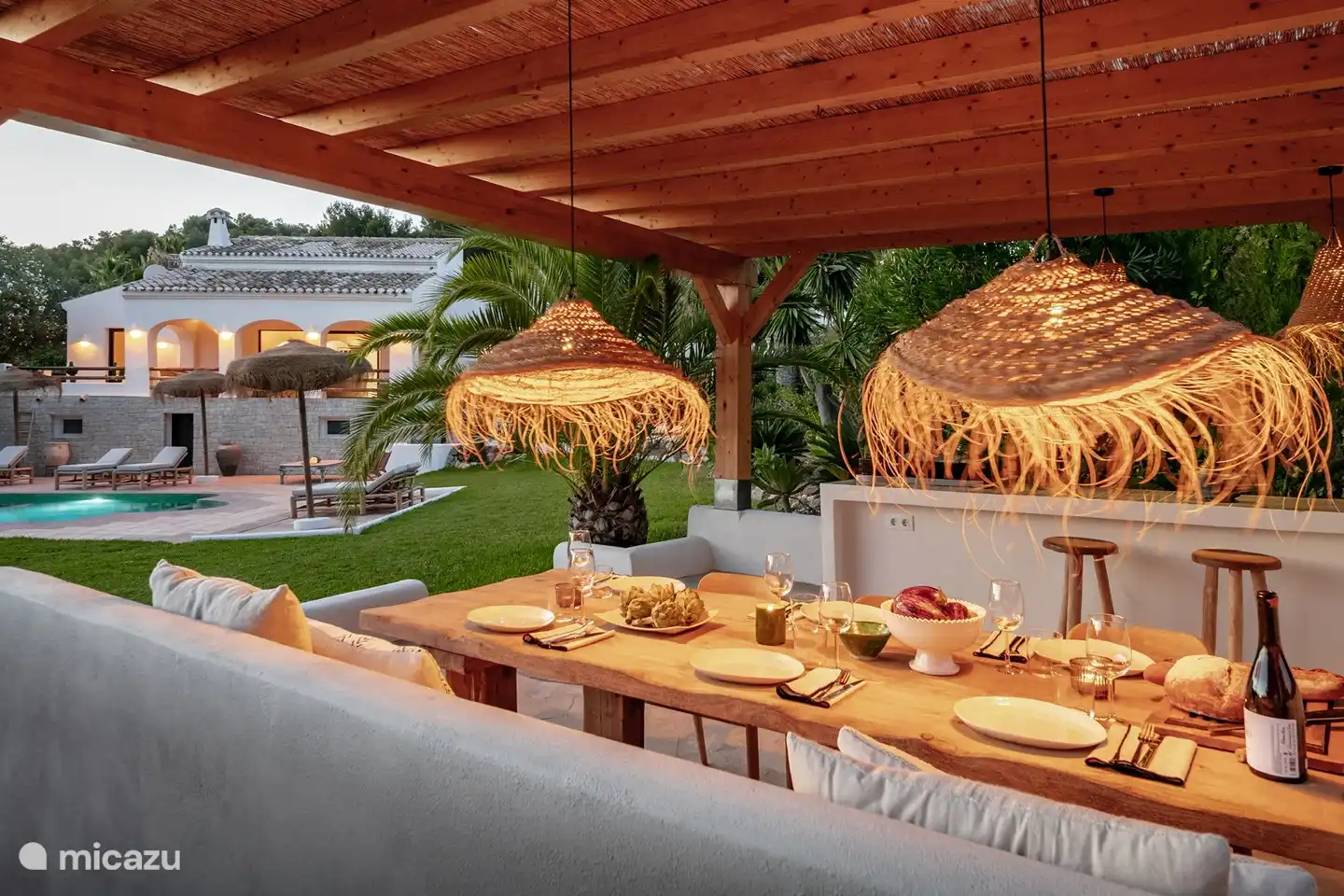 Couchers de soleil et merveilleuses soirées barbecue en famille sous la pergola couverte avec un bar extérieur complet et une salle à manger avec des coussins de siège épais pendant que les enfants jouent encore dans la piscine... la buena vida !
