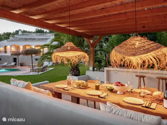 Casa Mi Media Naranja | Espagne, Costa Blanca, Jávea - villa Couchers de soleil et merveilleuses soirées barbecue en famille sous la pergola couverte avec un bar extérieur complet et une salle à manger avec des coussins de siège épais pendant que les enfants jouent encore dans la piscine... la buena vida !