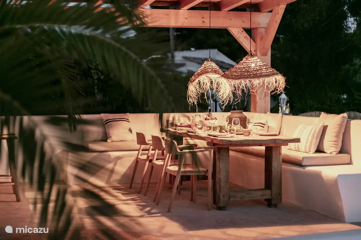 Soirées d'été dans la pergola avec de superbes couchers de soleil