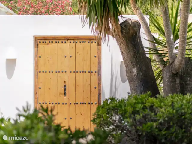 Casa Mi Media Naranja | Espagne, Costa Blanca, Jávea - villa Vous entrez dans le jardin méditerranéen par les portes en bois faites à la main