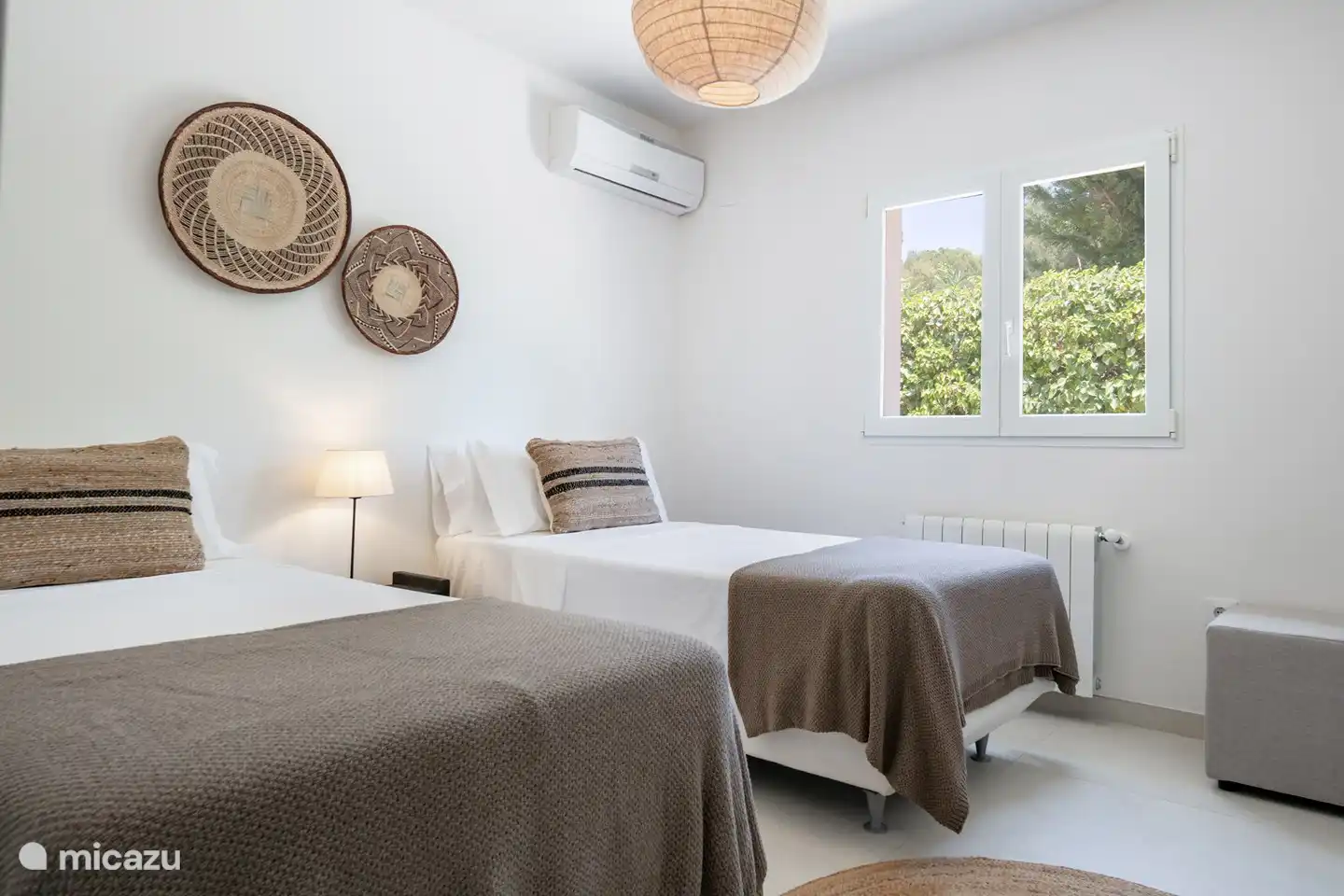 Chambre 1 : 1 lit double qui peut également être séparé en 2 x lits simples sur demande (comme indiqué sur la photo)