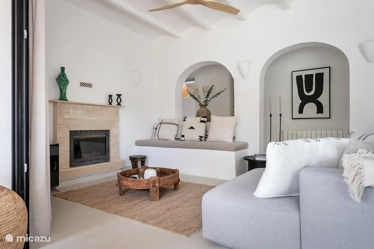 Cheminée en pierre naturelle en travertin cuite sur des bûches