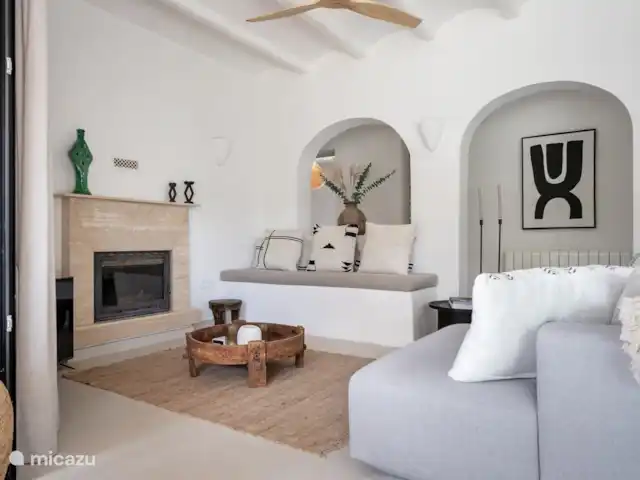 Casa Mi Media Naranja | Espagne, Costa Blanca, Jávea - villa Cheminée en pierre naturelle en travertin cuite sur des bûches