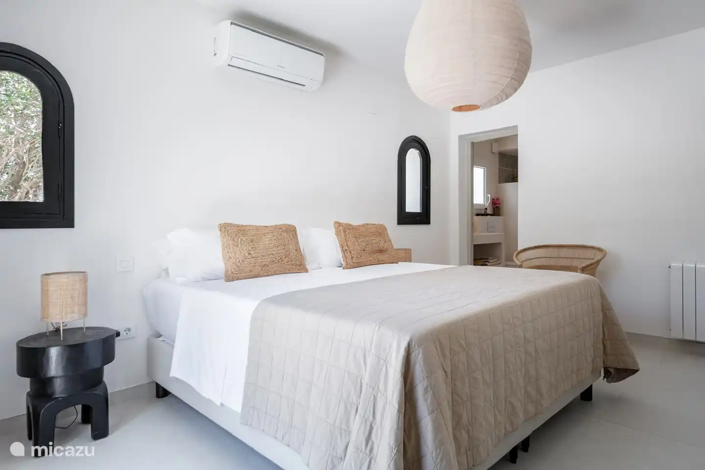 Chambre des maîtres avec salle de bain attenante