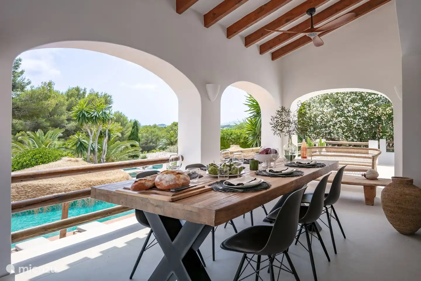 vue sur la piscine depuis la naya/porche