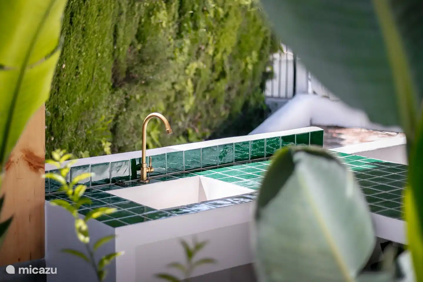 Détail : carreaux marocains faits à la main sur le bar extérieur