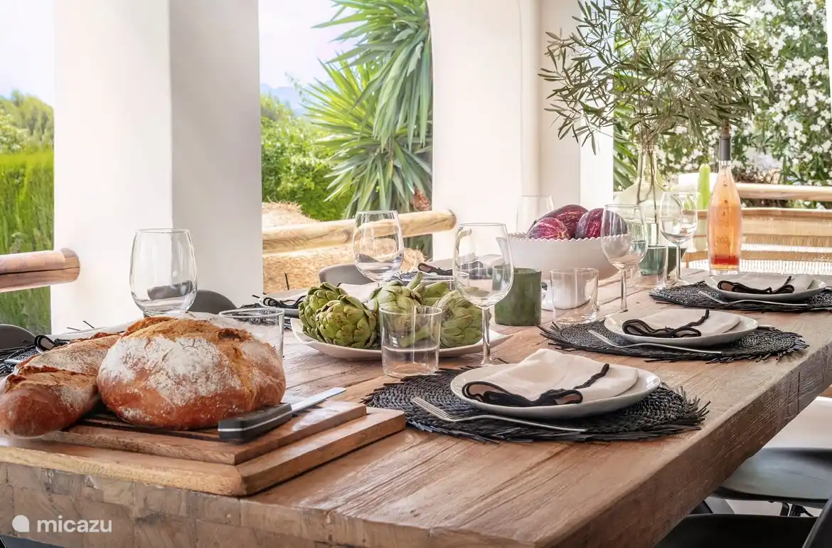 La naya reste agréable et fraîche en été, c'est pourquoi vous pouvez y déguster un délicieux déjeuner