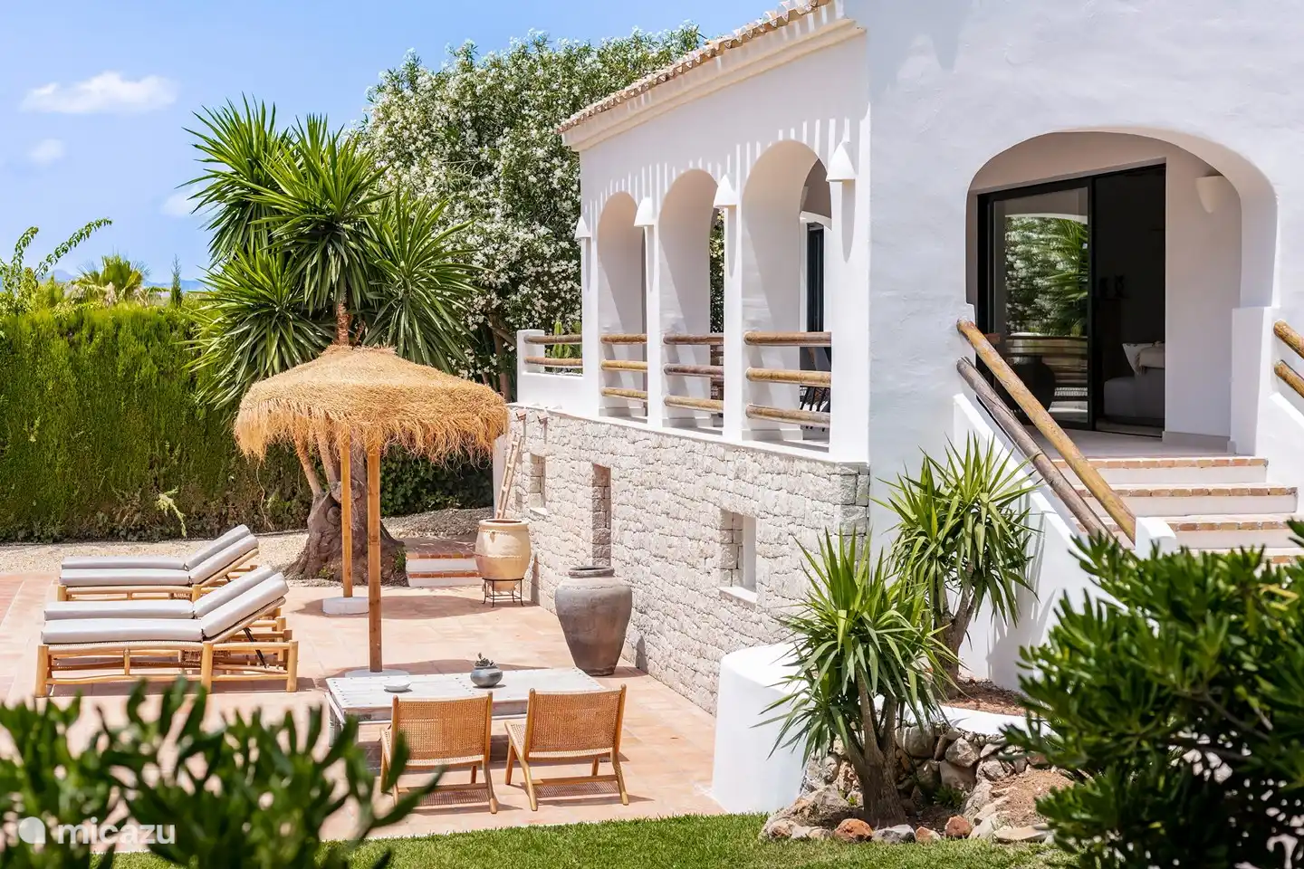 La grande terrasse autour de la piscine