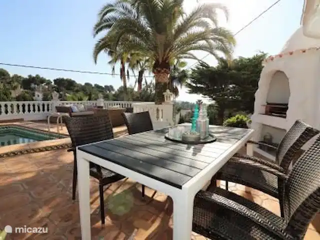 buena vida en España, Costa Blanca, Benissa - villa Disfruta de las numerosas áreas de descanso junto a la piscina.