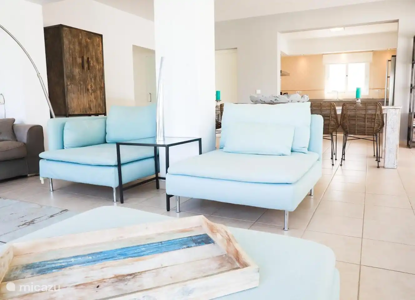 área de estar y televisión