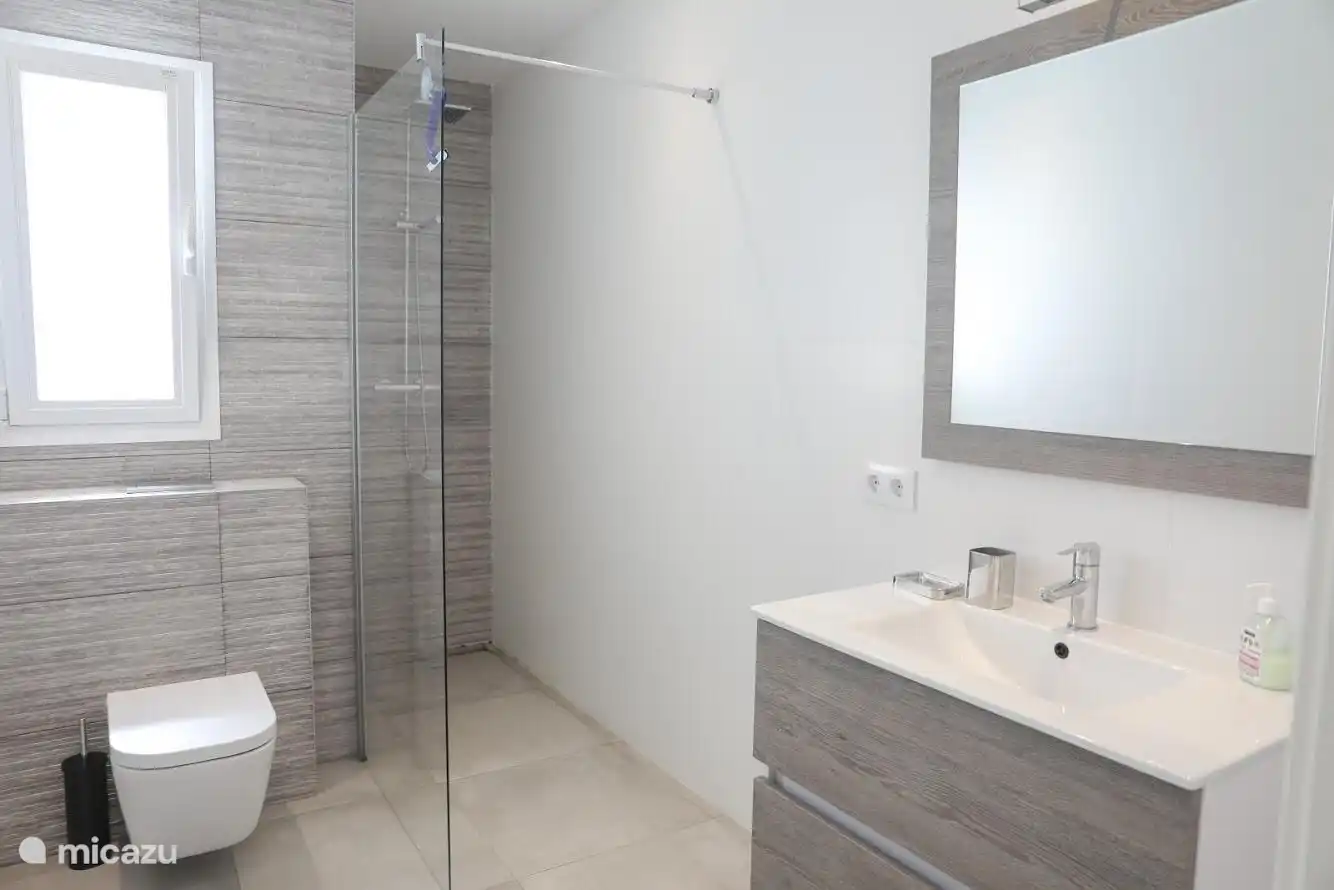 Baño (para uso del dormitorio 1)