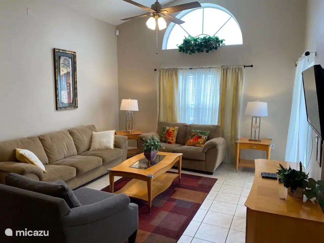 Wohnzimmer mit Smart-TV (Kabel-TV, Netflix, 300 MB Internet)