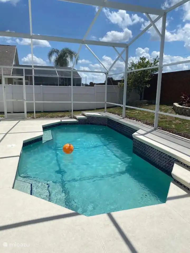 Schwimmbad nach Südwesten ausgerichtet